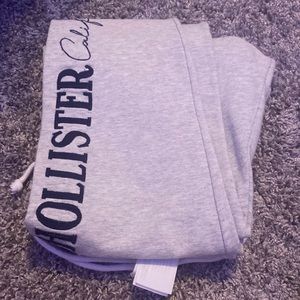 Hollister Grey sweatpants/joggers. Size M